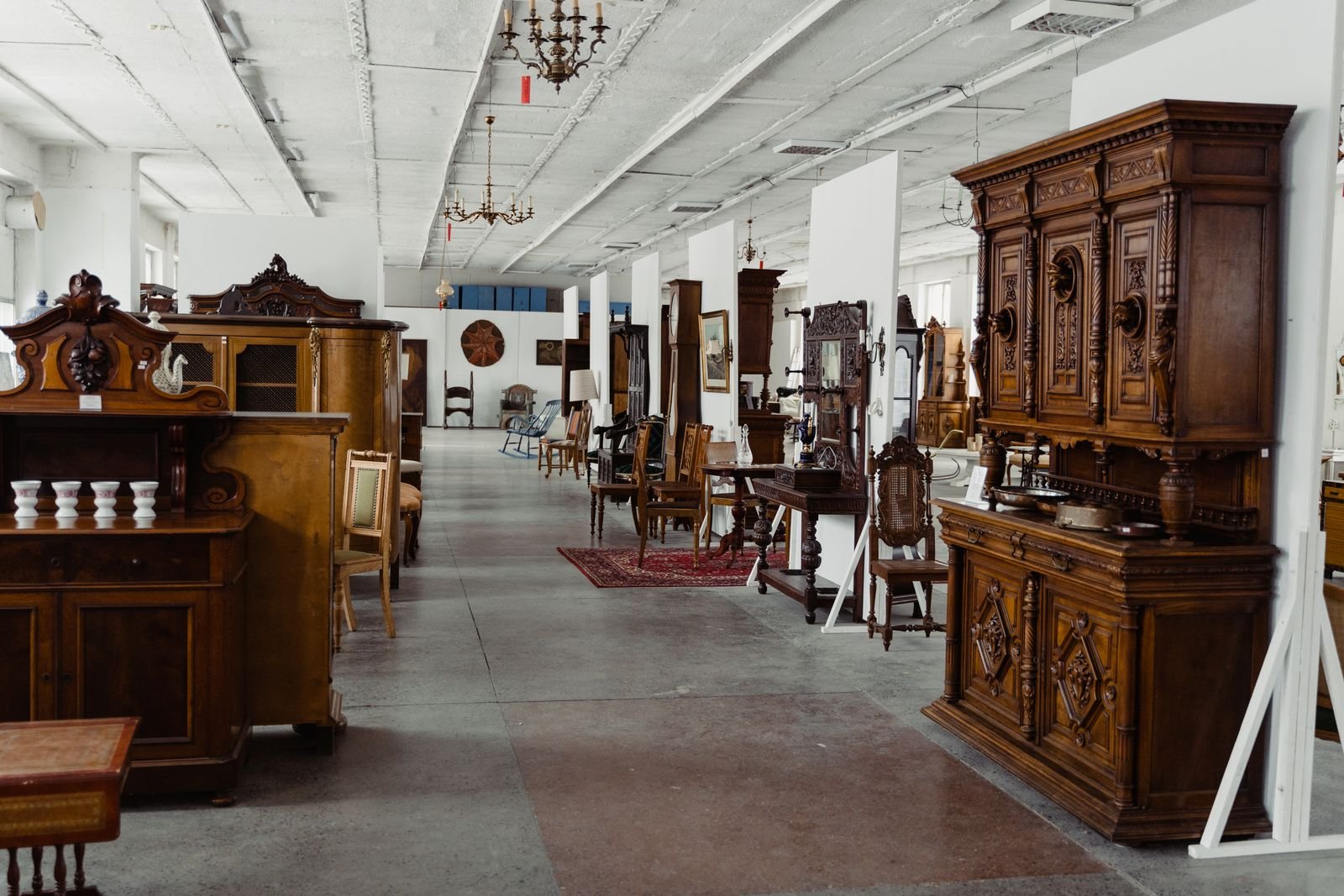 Laxmi Kapat — Manufacturer-to-showroom · live open/closed status